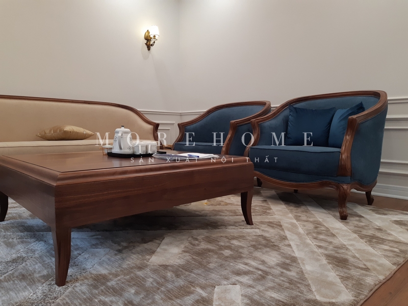 Sofa văng dài có khung gỗ óc chó bọc nỉ màu be tân cổ điển với diện tích rộng sẽ giúp bạn có một nơi thư giãn, nghỉ ngơi và đón tiếp bạn bè, khách tới chơi nhà một cách tiện lợi.